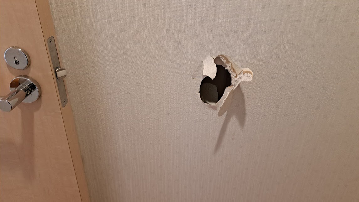 郡山市 おうちの壁穴リペア工房 大きな壁穴イメージ画像